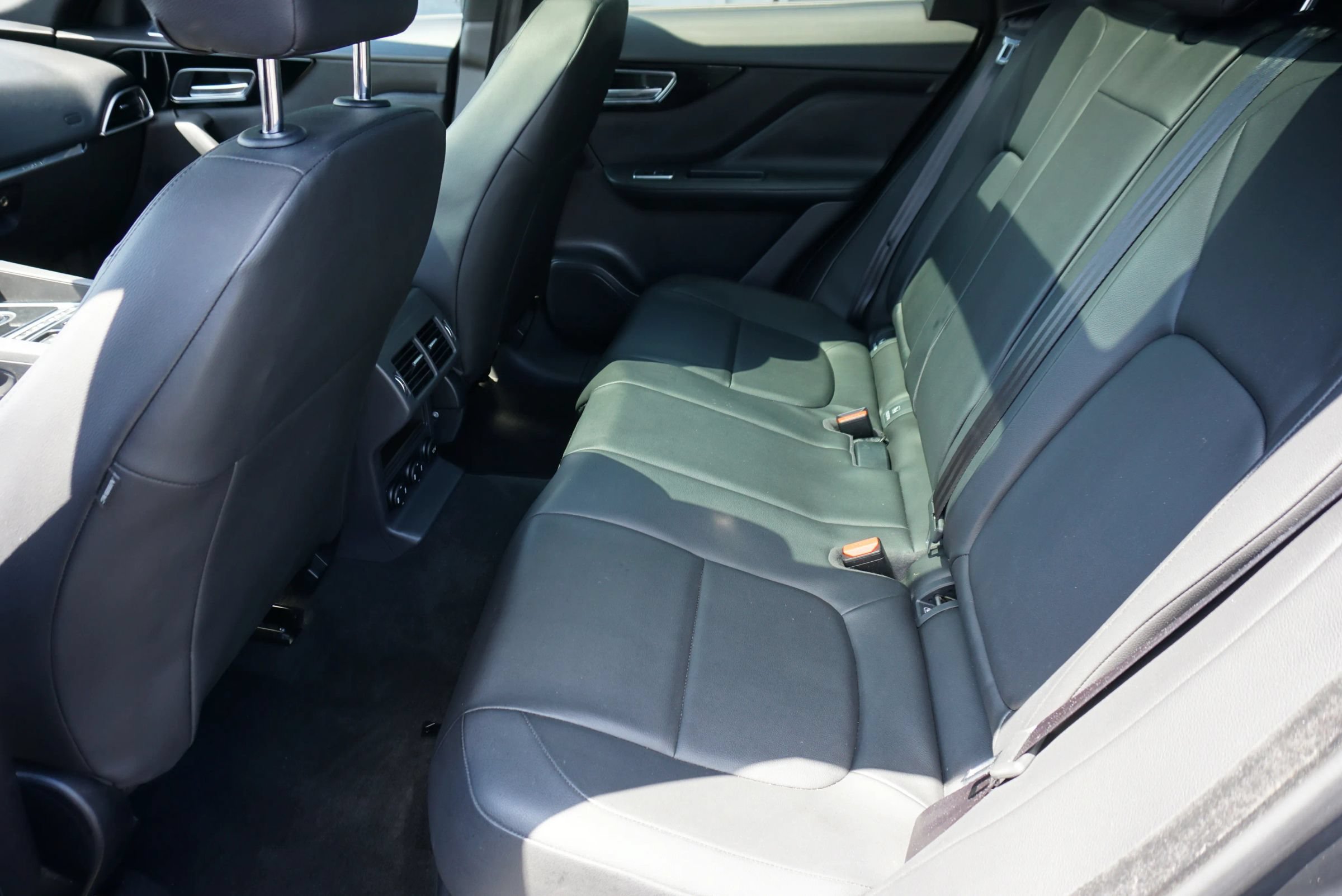 Used 2018 Jaguar F-PACE Premium AWD/4WD image 18