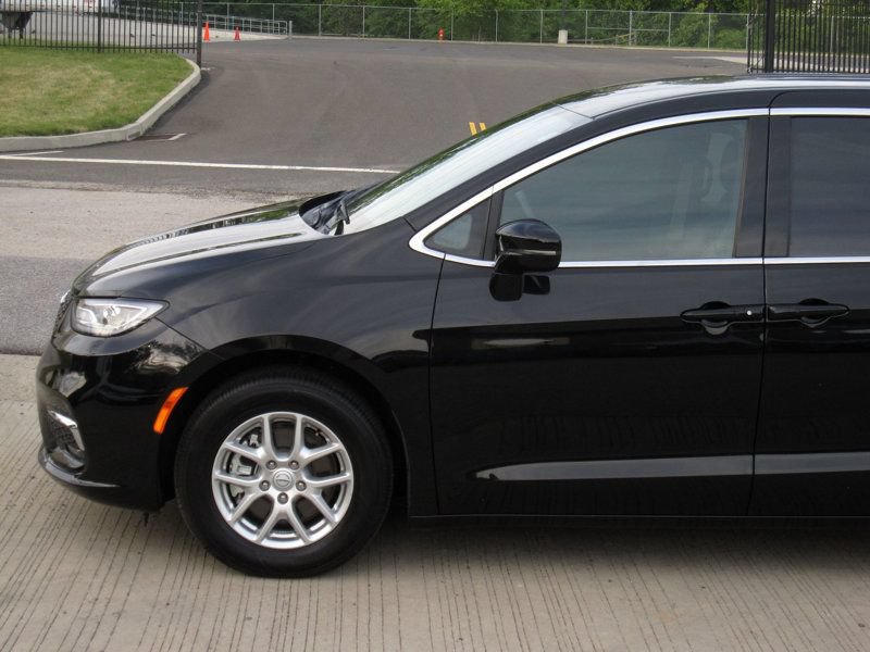 Used 2025 Chrysler Pacifica Select FWD image 7
