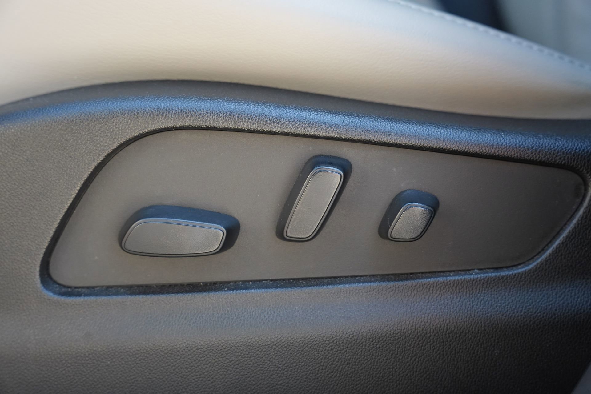 Used 2022 Cadillac XT4 Premium Luxury w/ Enhanced Visibility Package image 16