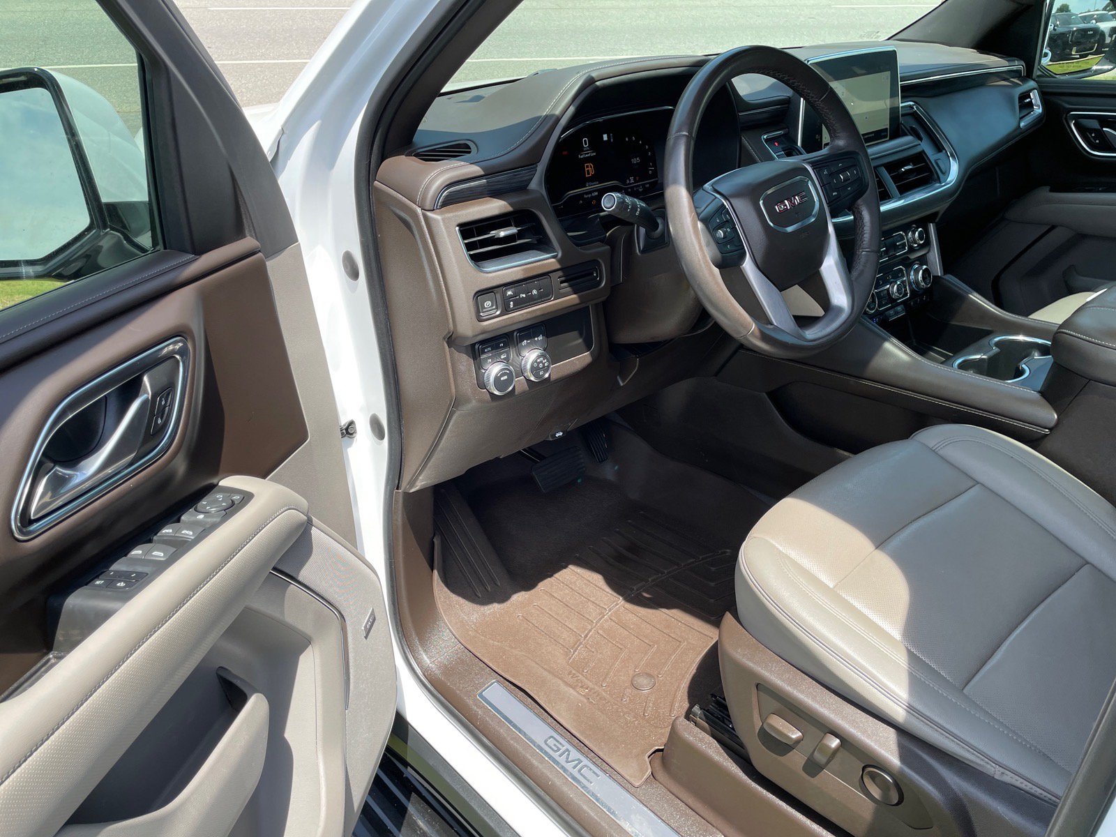 Used 2023 GMC Yukon SLT AWD/4WD image 8