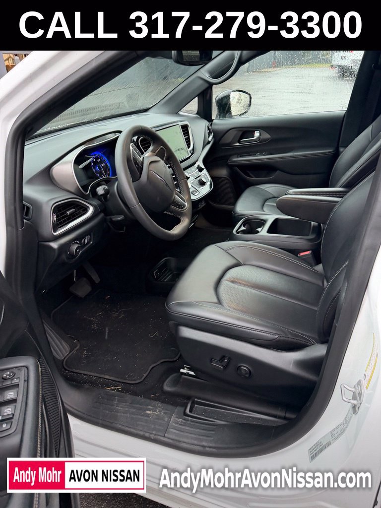 Used 2025 Chrysler Pacifica Select FWD image 9