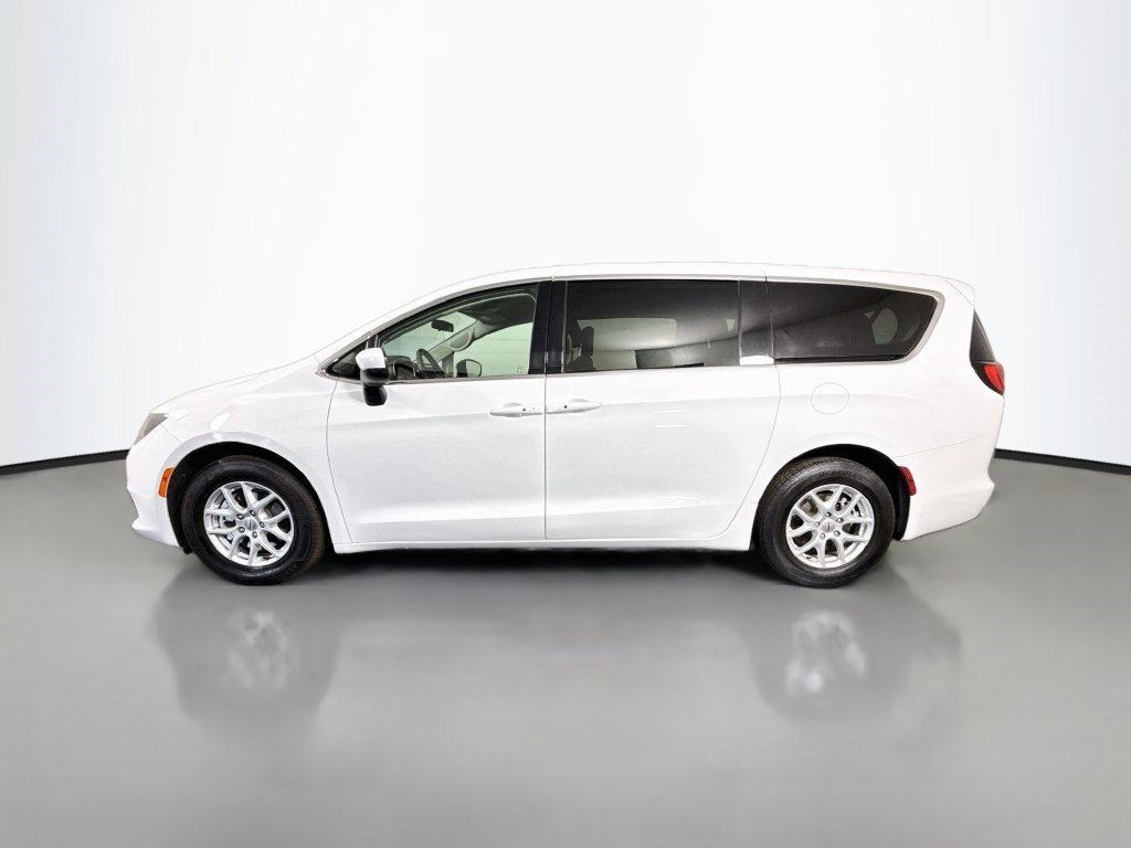 Used 2022 Chrysler Voyager LX FWD image 6