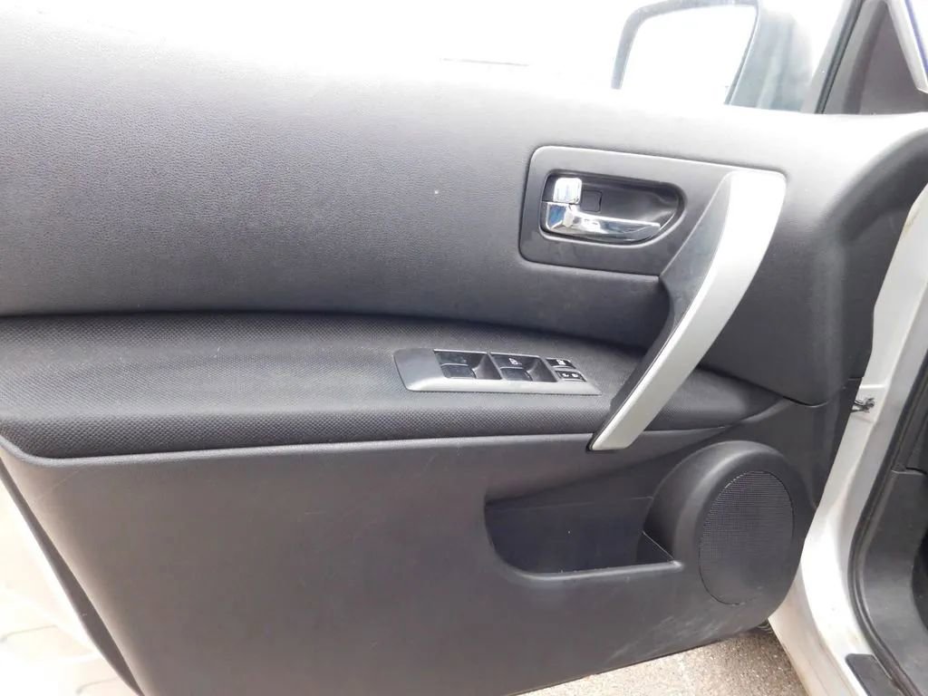 Used 2011 Nissan Rogue SV image 10