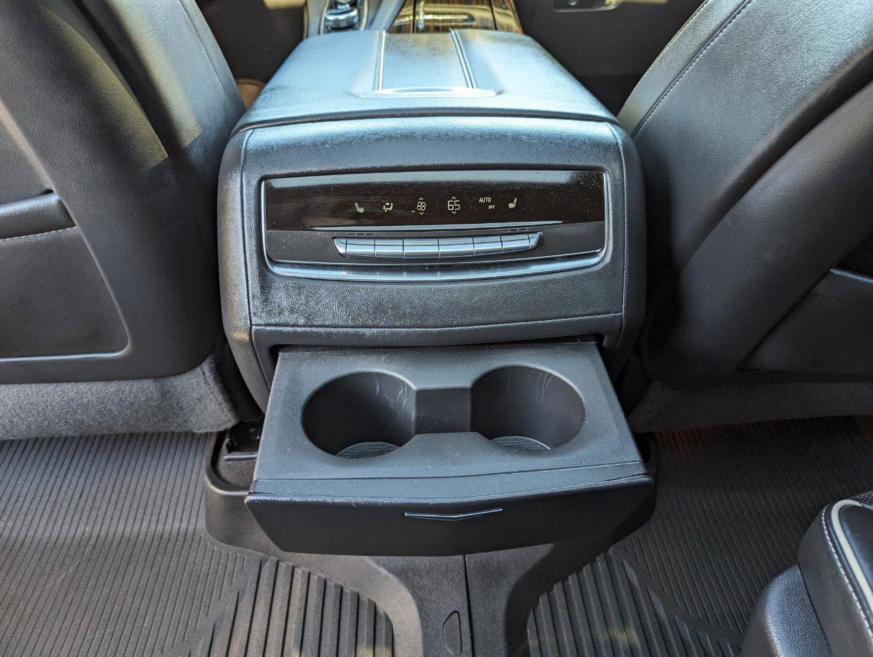 Used 2022 Cadillac Escalade Premium Luxury image 38