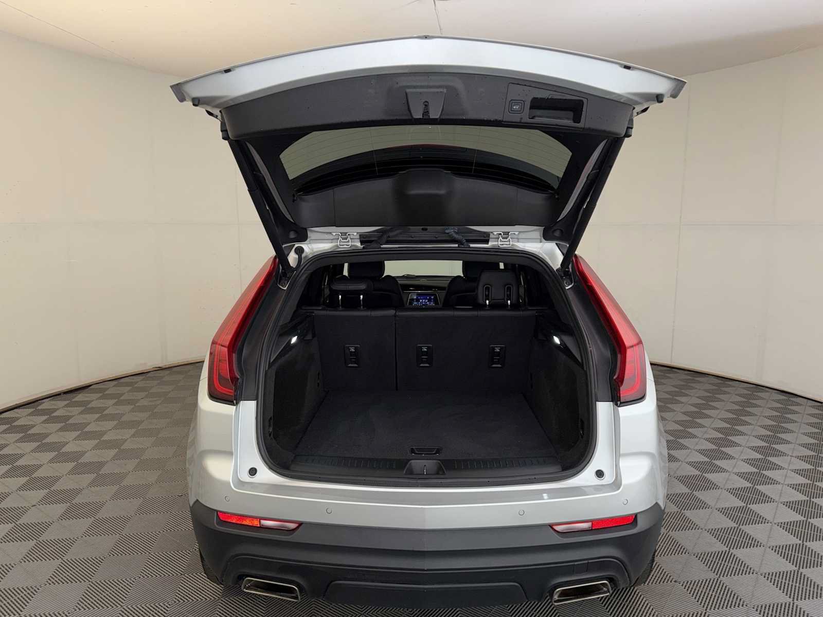 Used 2022 Cadillac XT4 Luxury w/ Cold Weather Package AWD/4WD image 21