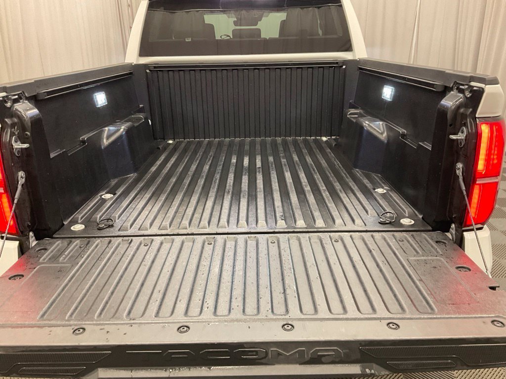 Used 2025 Toyota Tacoma SR5 AWD/4WD image 8