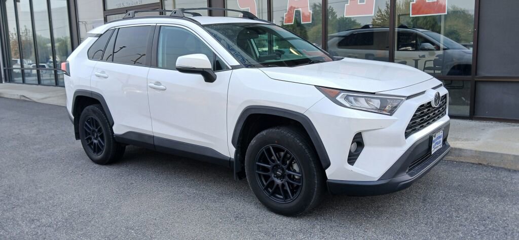 Used 2020 Toyota RAV4 XLE image 2