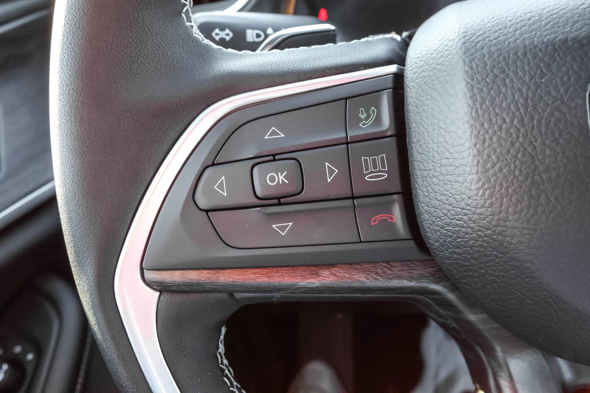 New 2025 Jeep Grand Cherokee Limited w/ Black Appearance Package image 23