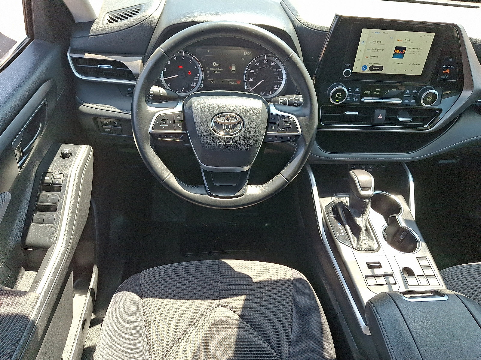 Used 2024 Toyota Highlander LE AWD/4WD image 12
