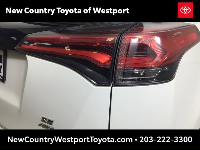 Used 2018 Toyota RAV4 SE image 24