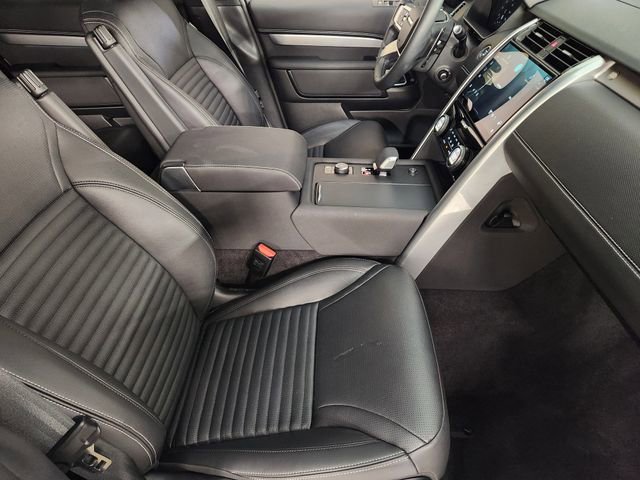 Used 2025 Land Rover Discovery Dynamic SE image 3