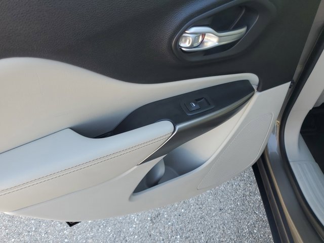 Used 2020 Jeep Cherokee Limited w/ Luxury Group image 15