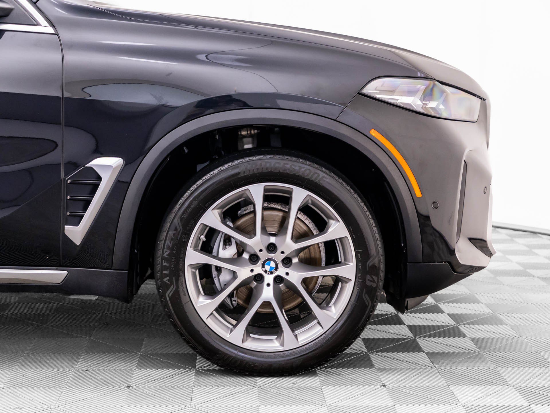 Used 2024 BMW X5 xDrive40i w/ Parking Assistance Package AWD/4WD image 33