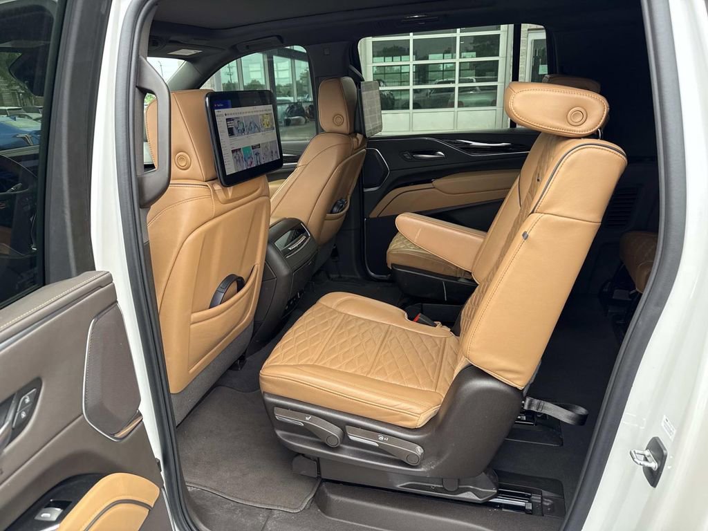Used 2024 Cadillac Escalade ESV Premium Luxury AWD/4WD image 9