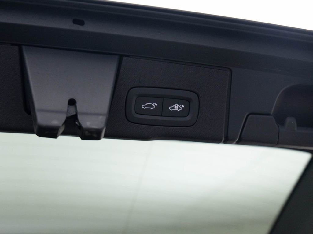 Used 2025 Volvo XC60 B5 Plus image 31