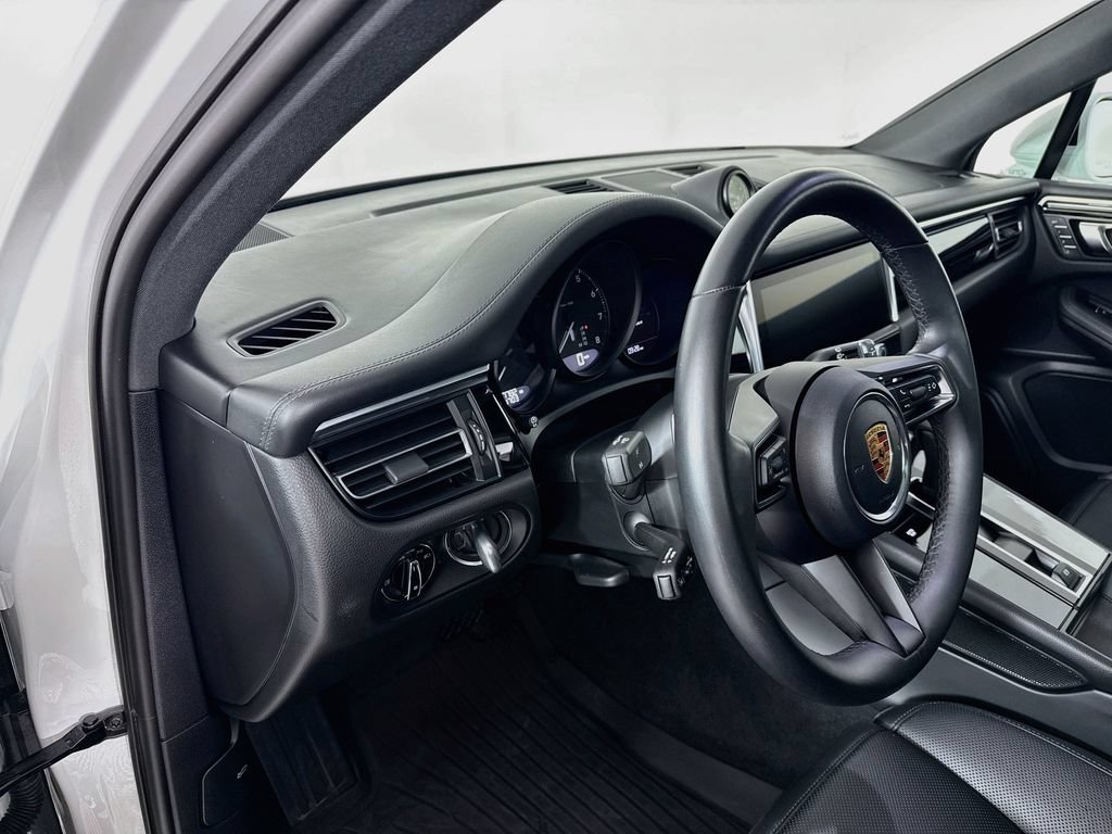 Certified 2023 Porsche Macan Turbo AWD/4WD image 4