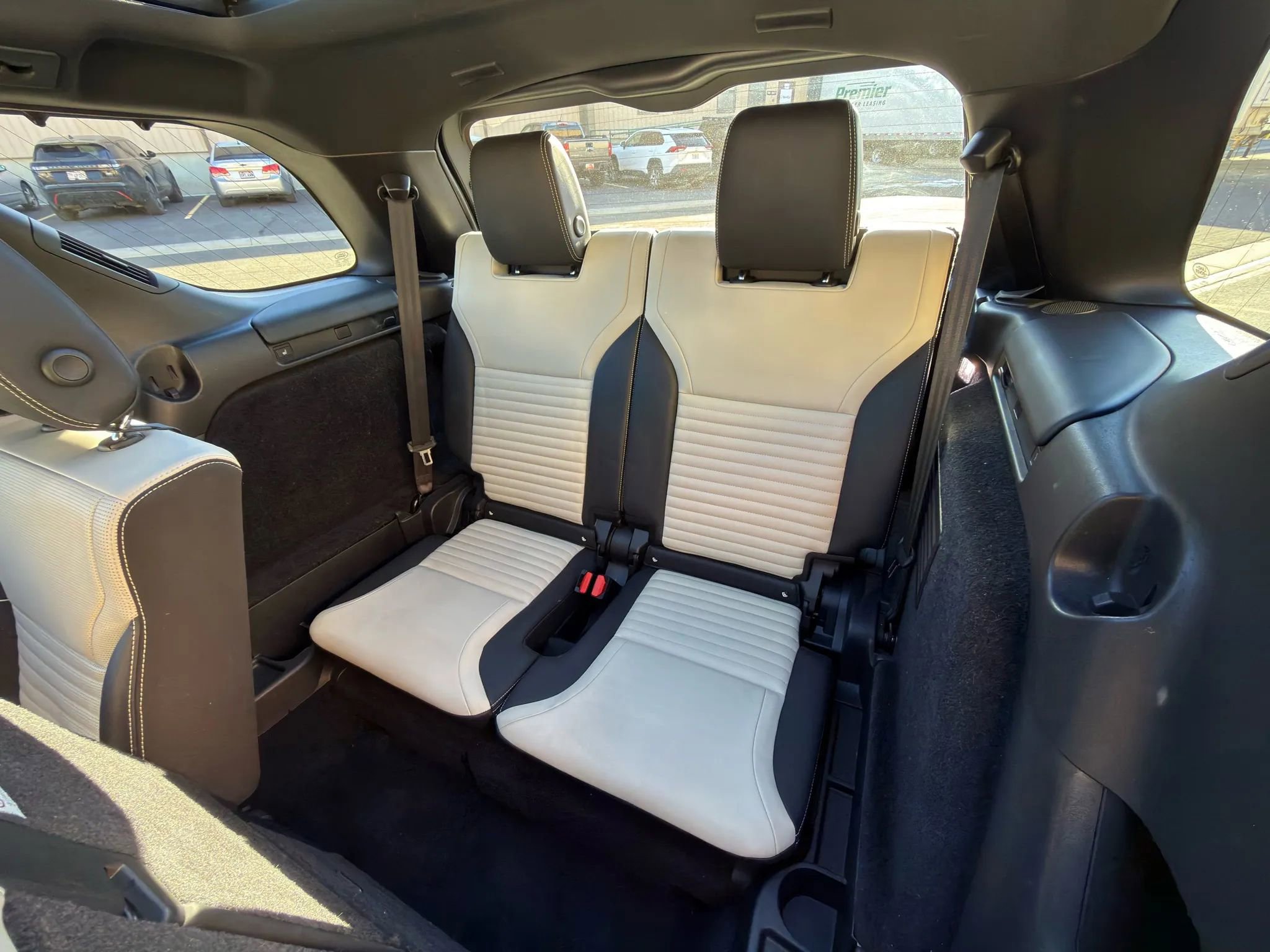 Used 2023 Land Rover Discovery Metropolitan Edition image 15