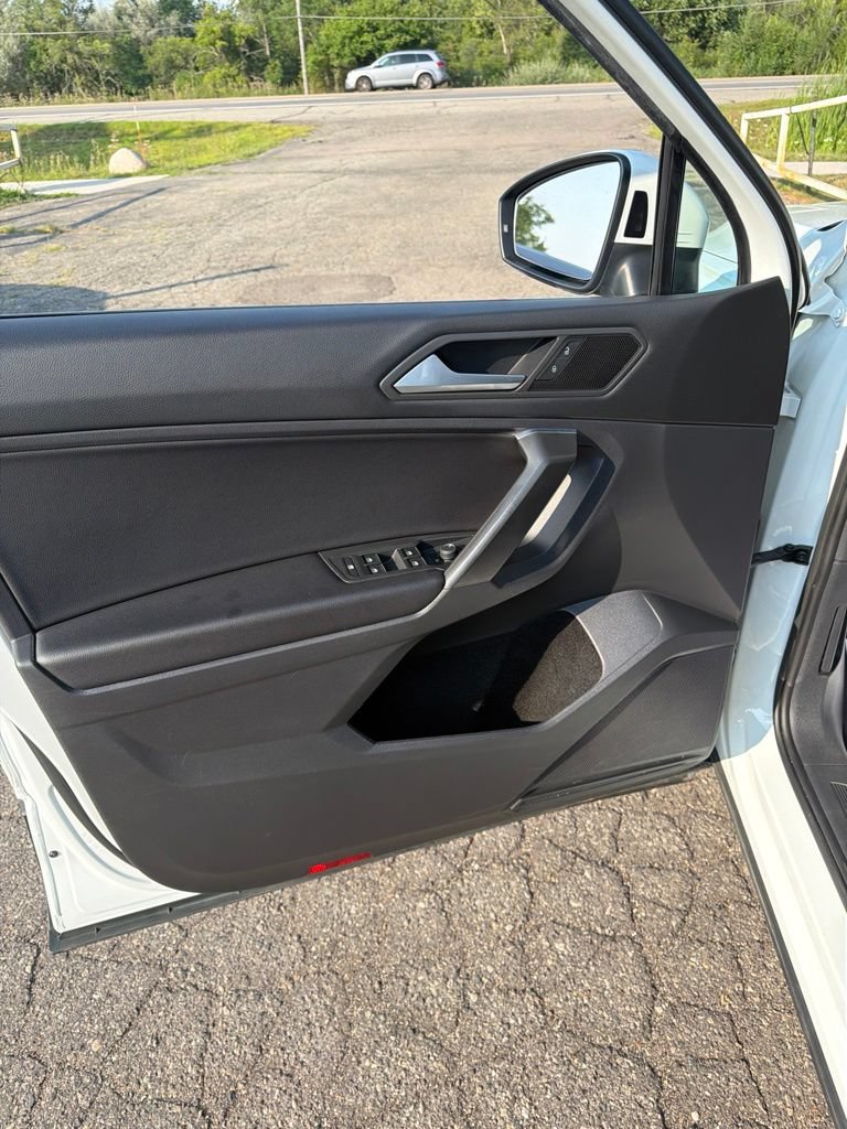 Used 2021 Volkswagen Tiguan SE w/ Panoramic Sunroof Package FWD image 10