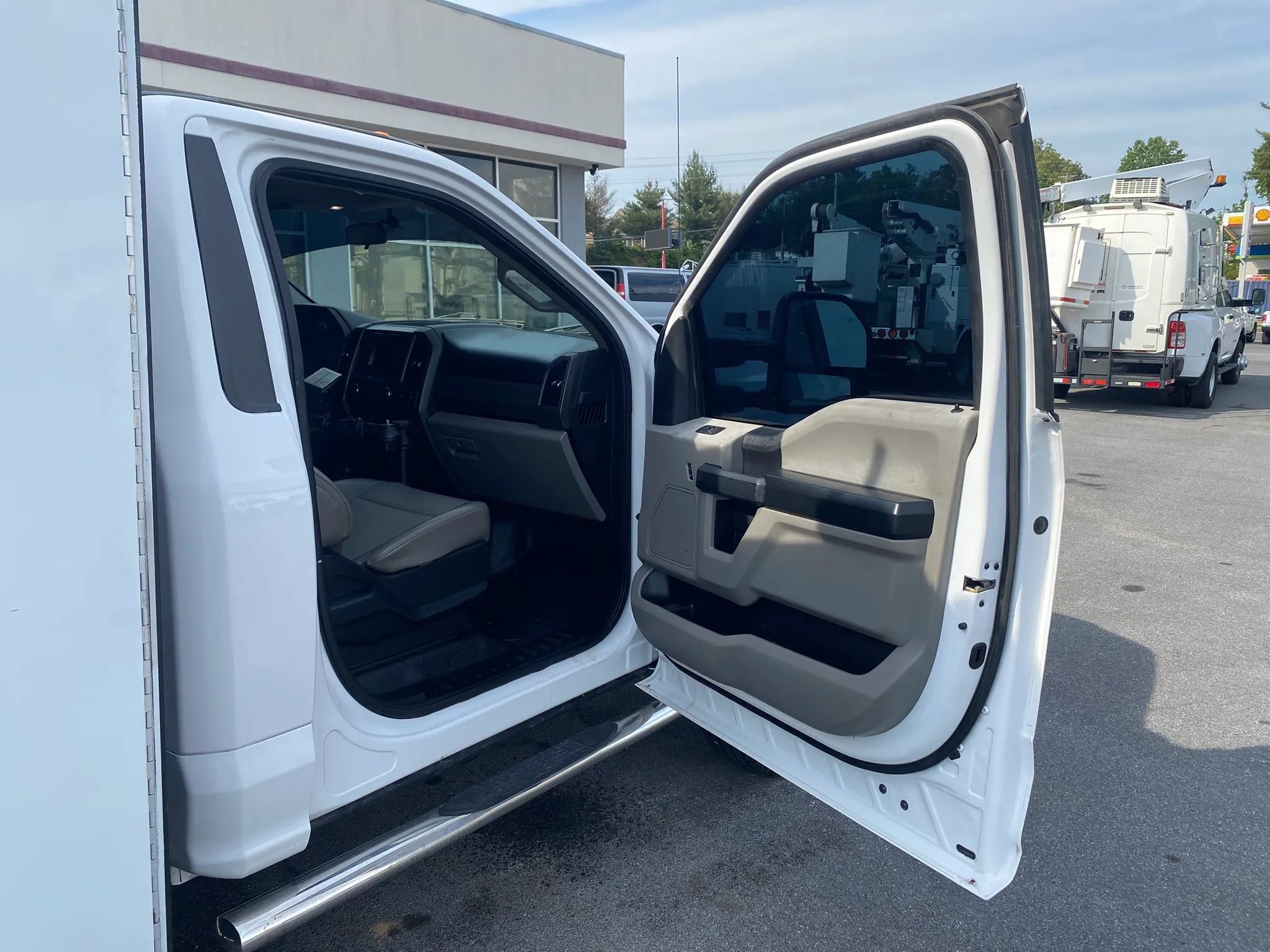Used 2017 Ford F550 4x4 Regular Cab Super Duty image 21