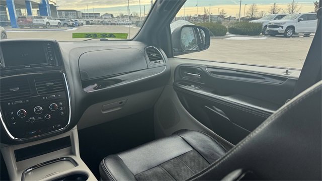 Used 2019 Dodge Grand Caravan SXT image 17