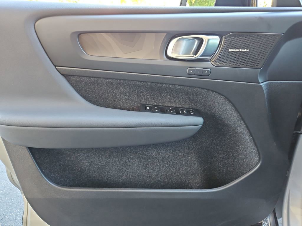 Used 2023 Volvo C40 P8 Recharge Ultimate image 23