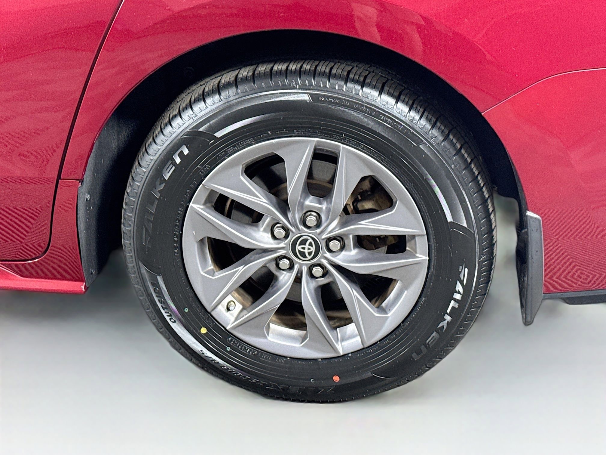 Certified 2024 Toyota Sienna XLE FWD image 9