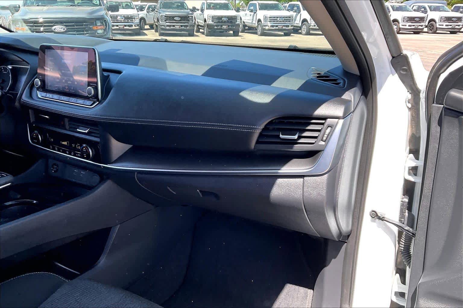 Used 2025 Nissan Rogue SV FWD image 17