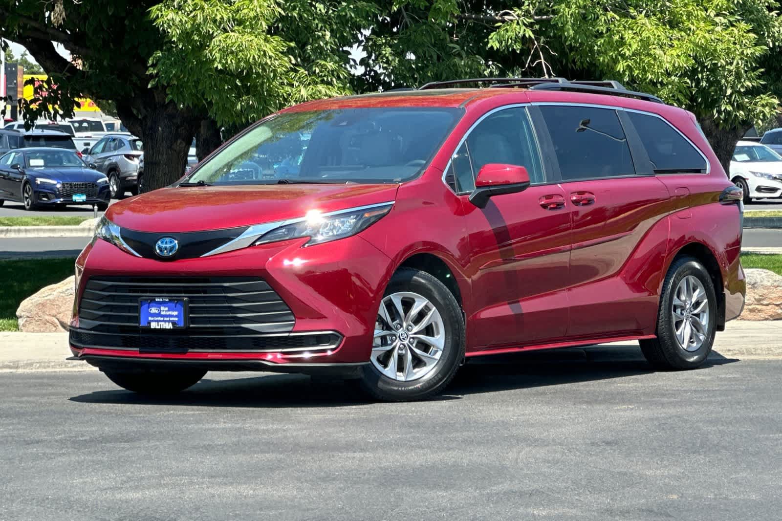 Used 2025 Toyota Sienna LE w/ LE Plus Package AWD/4WD image 1