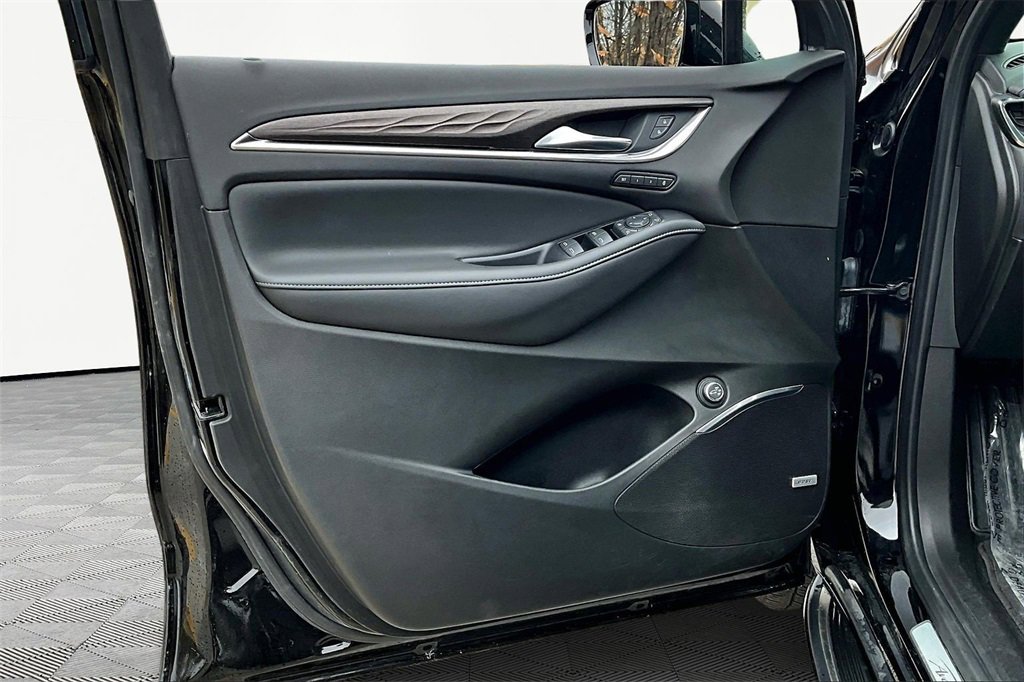 Used 2022 Buick Enclave Avenir w/ Avenir Technology Package image 23