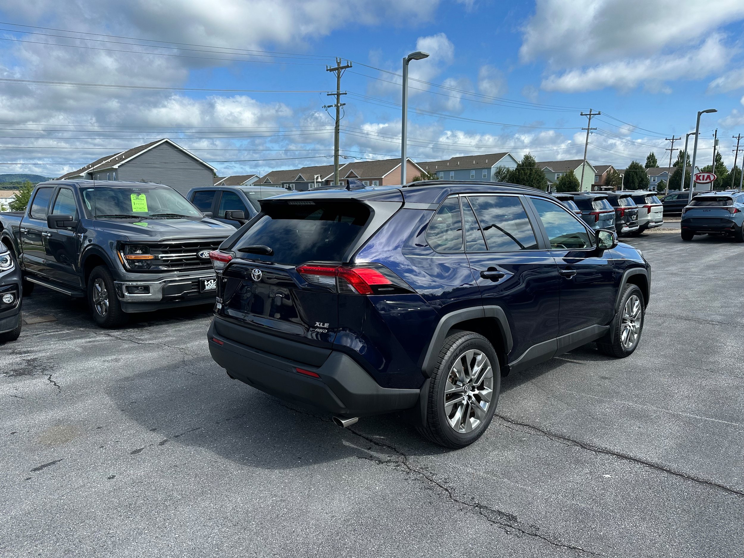 Used 2019 Toyota RAV4 XLE Premium w/ Cold Weather Package AWD/4WD image 5