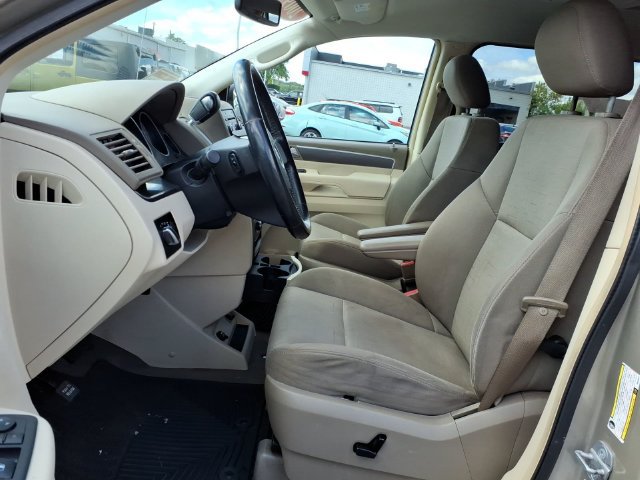 Used 2009 Volkswagen Routan SE FWD image 17