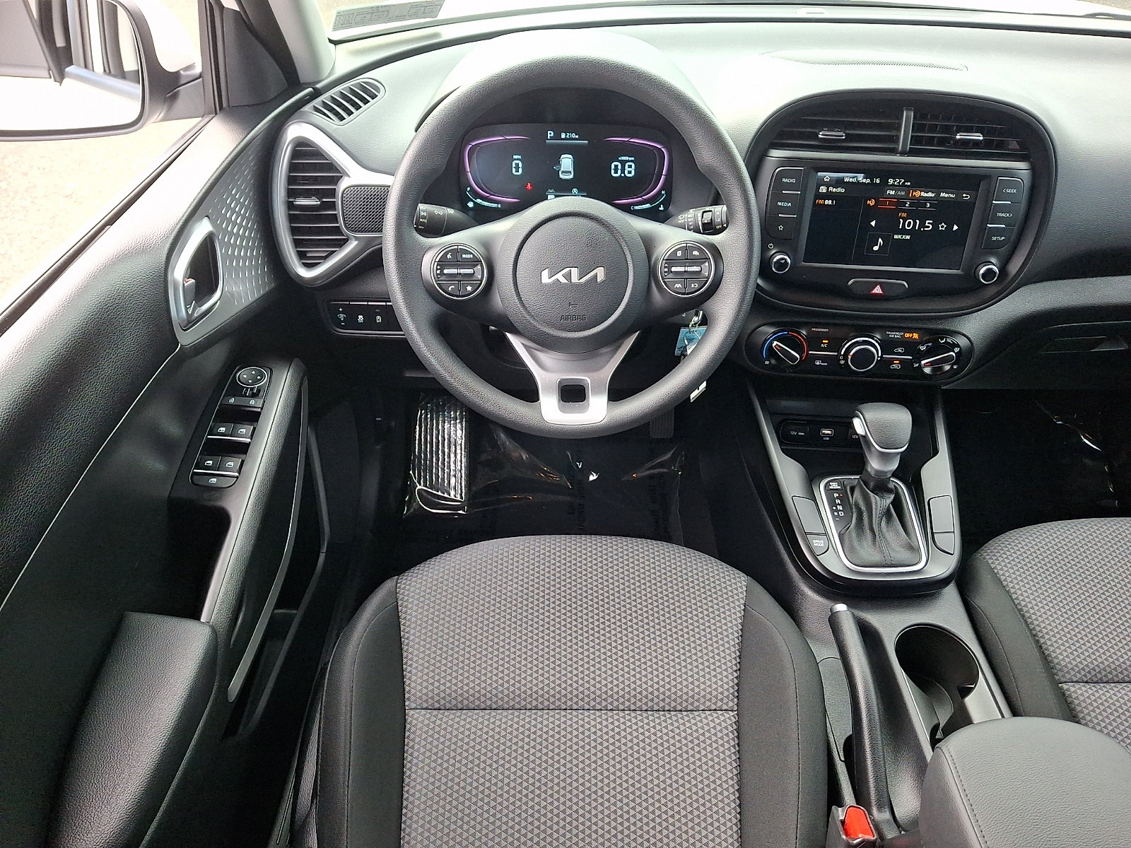 Used 2024 Kia Soul LX w/ LX Technology Package FWD image 11