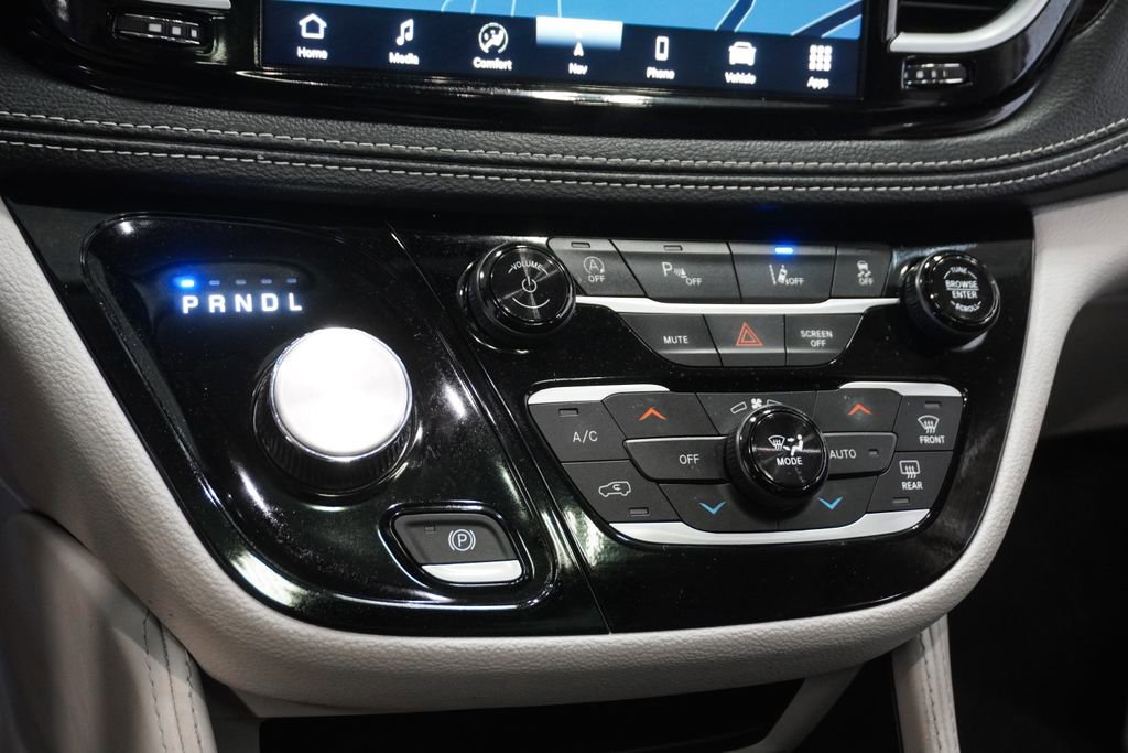 Certified 2024 Chrysler Pacifica Limited image 21