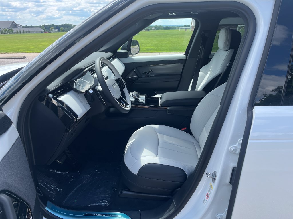 New 2026 Land Rover Range Rover Sport Dynamic SE AWD/4WD image 9