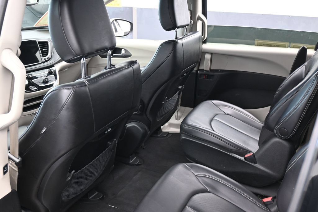 Used 2023 Chrysler Pacifica Touring-L FWD image 36