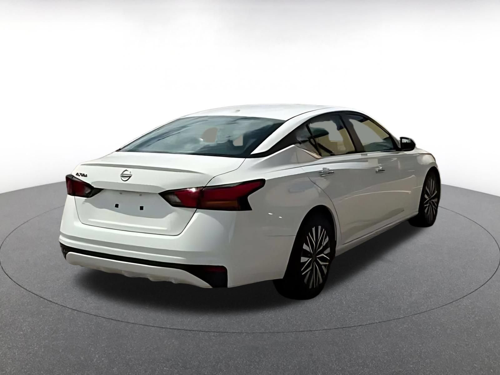 Used 2025 Nissan Altima 2.5 SV FWD image 9