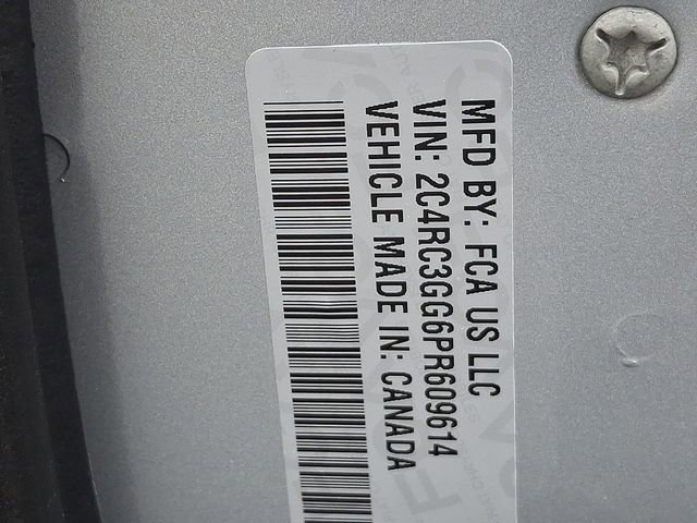 Used 2023 Chrysler Pacifica Limited w/ Uconnect Theater Family Group image 27