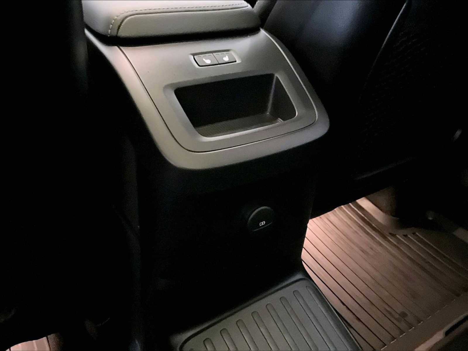 Used 2024 Volvo XC60 T8 Ultimate image 30