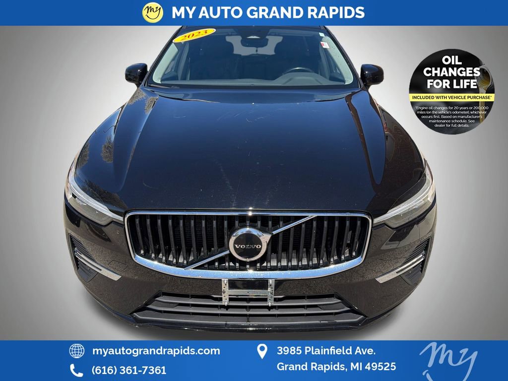 Used 2023 Volvo XC60 B5 Core AWD/4WD image 2