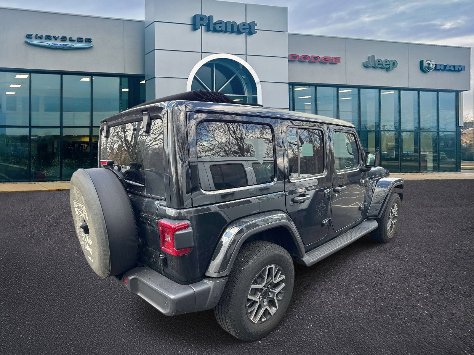 Used 2025 Jeep Wrangler Unlimited Sahara image 2