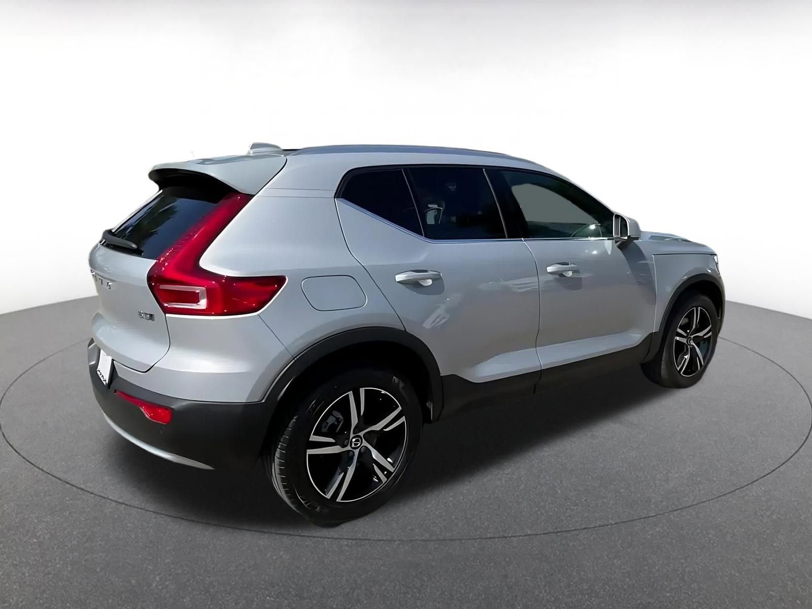Used 2024 Volvo XC40 B5 Core image 15