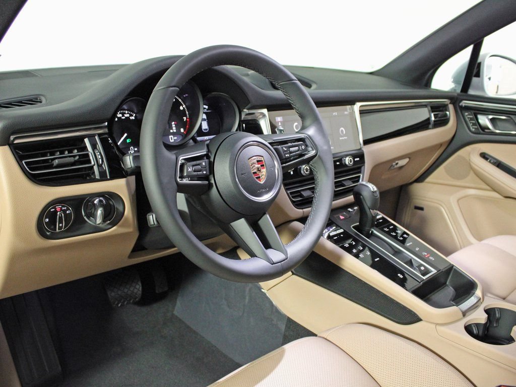 Certified 2026 Porsche Macan AWD/4WD image 4