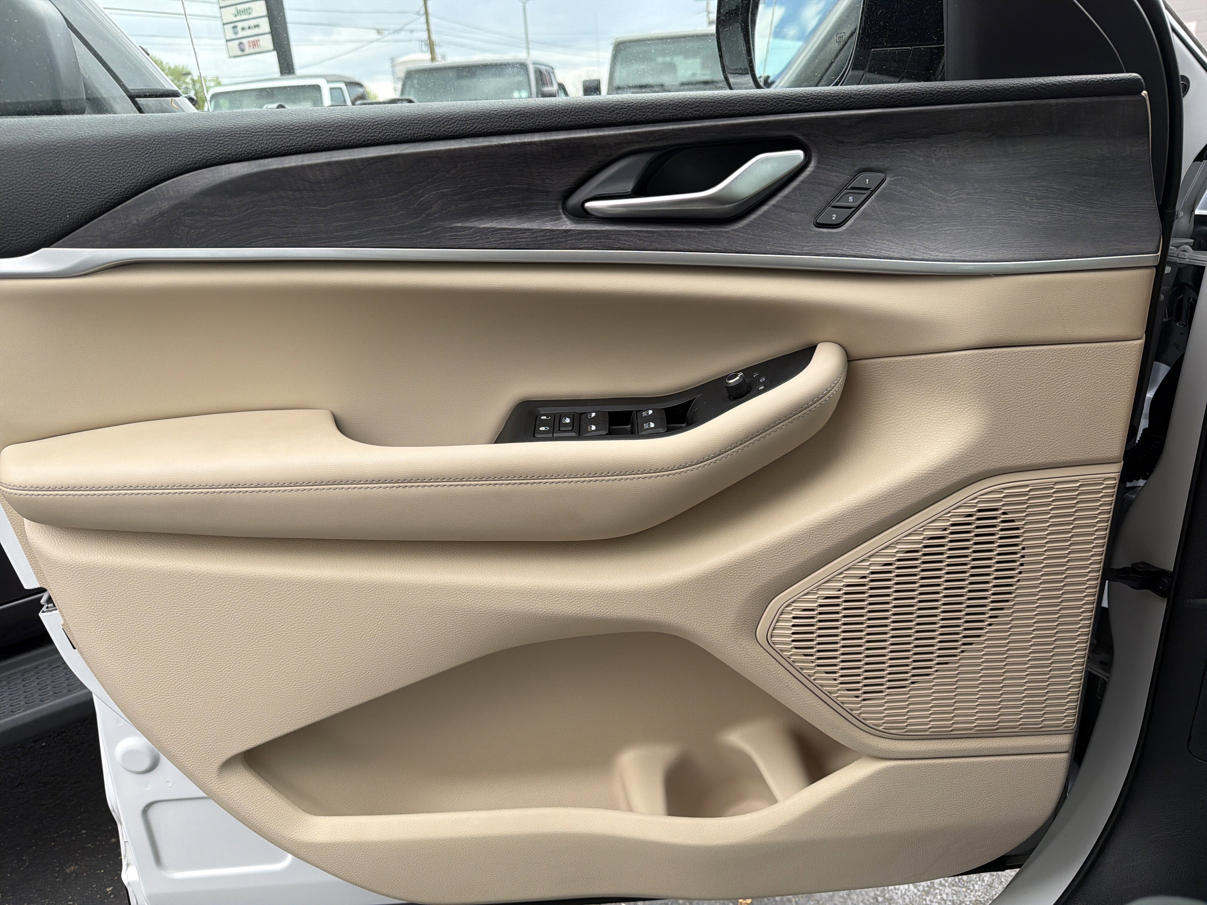 Certified 2023 Jeep Grand Cherokee Limited w/ Luxury Tech Group II image 38