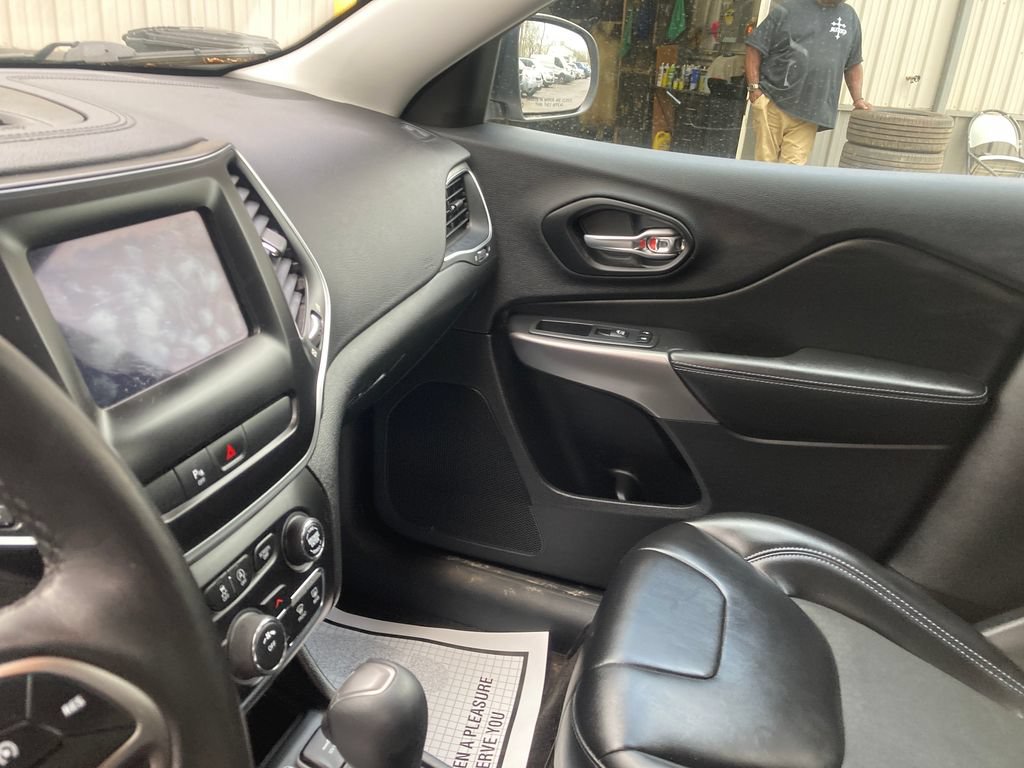 Used 2019 Jeep Cherokee Latitude Plus w/ Cold Weather Group AWD/4WD image 15
