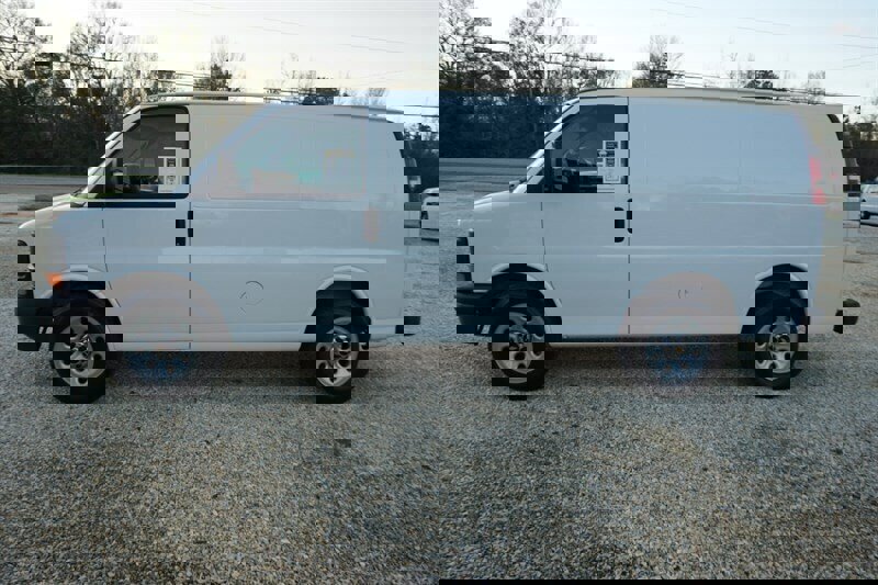 Used 2010 Chevrolet Express 1500 image 9