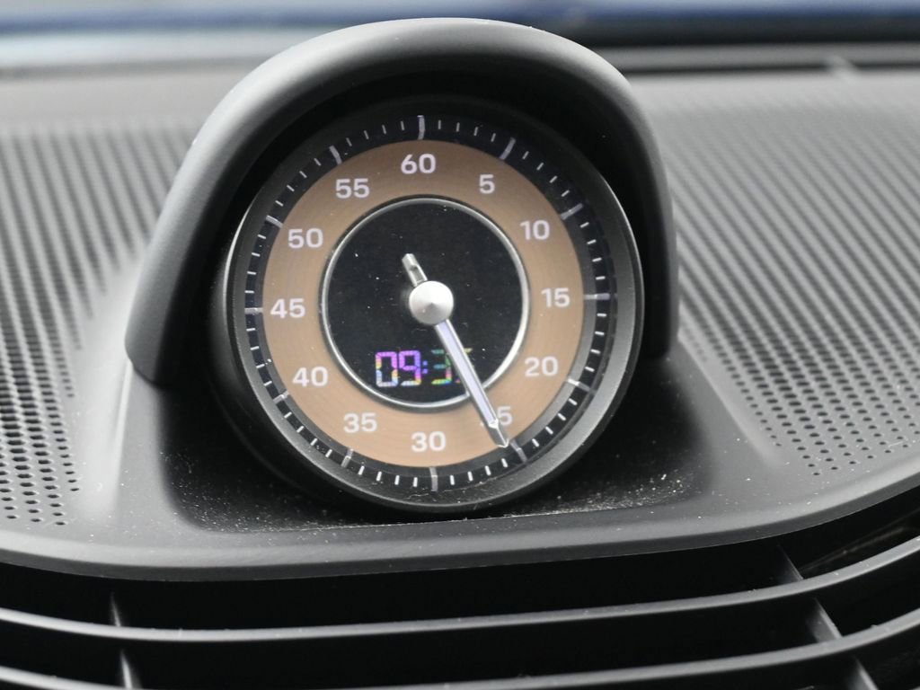 Used 2022 Porsche Taycan image 27