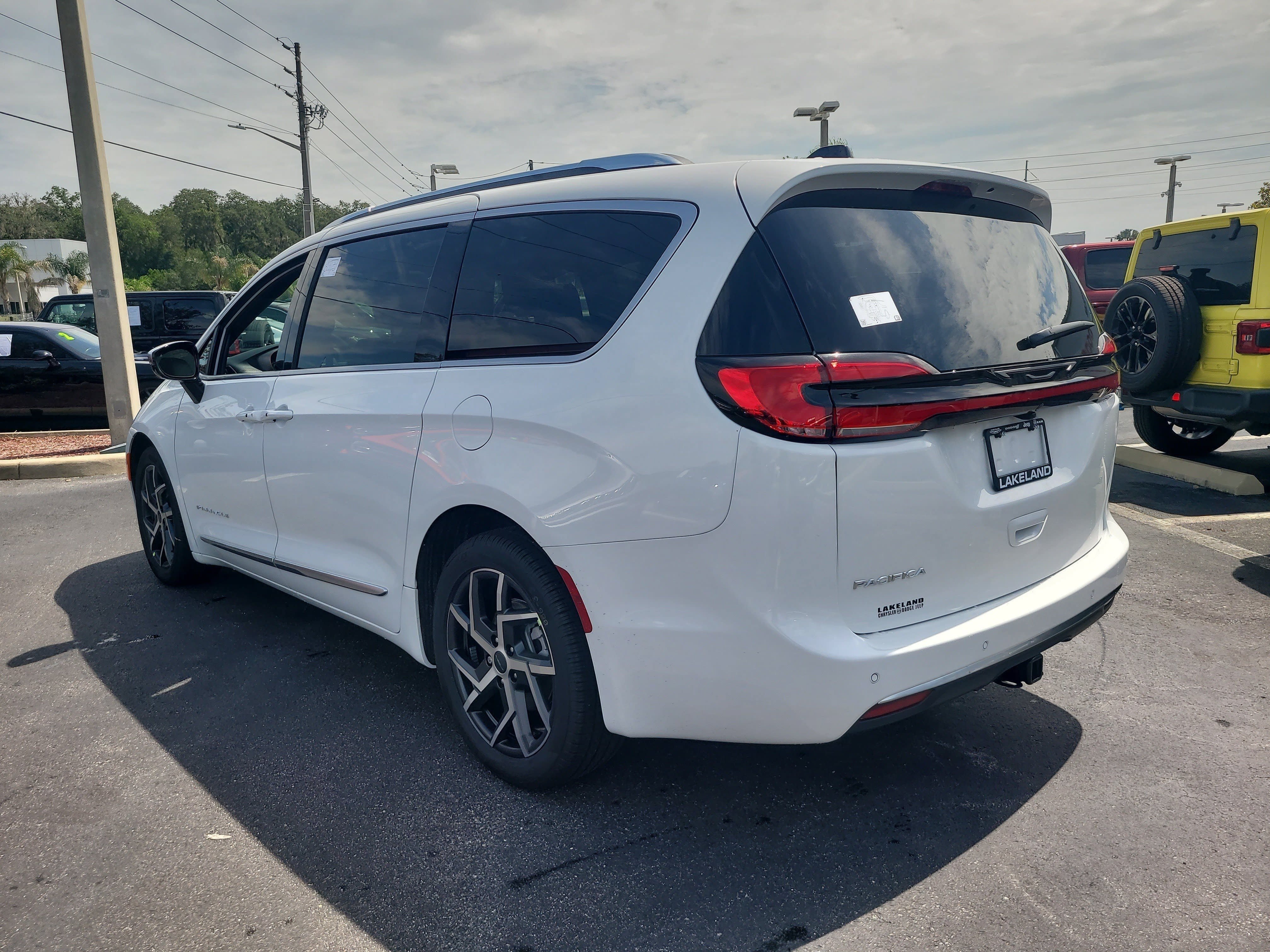 New 2027 Chrysler Pacifica Pinnacle w/ Theater Group FWD image 8