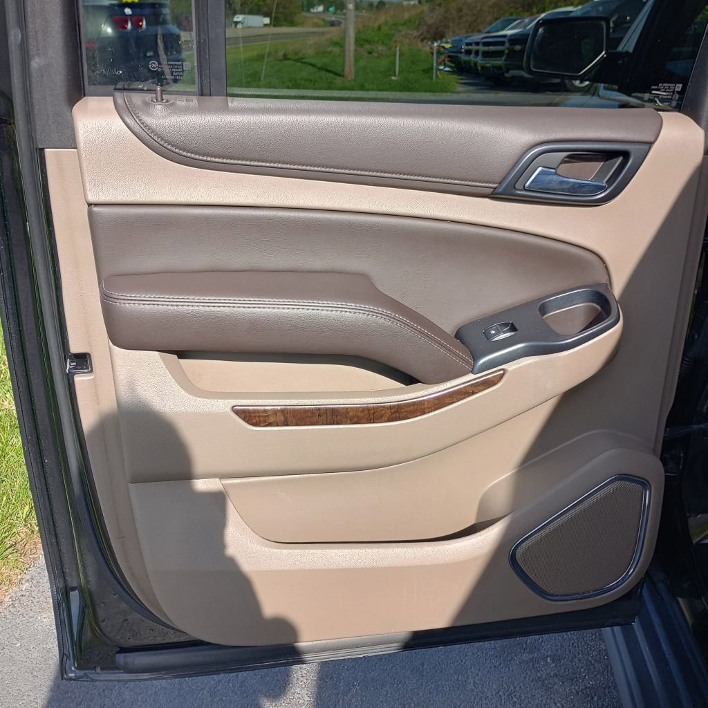 Used 2019 Chevrolet Suburban LT RWD image 16