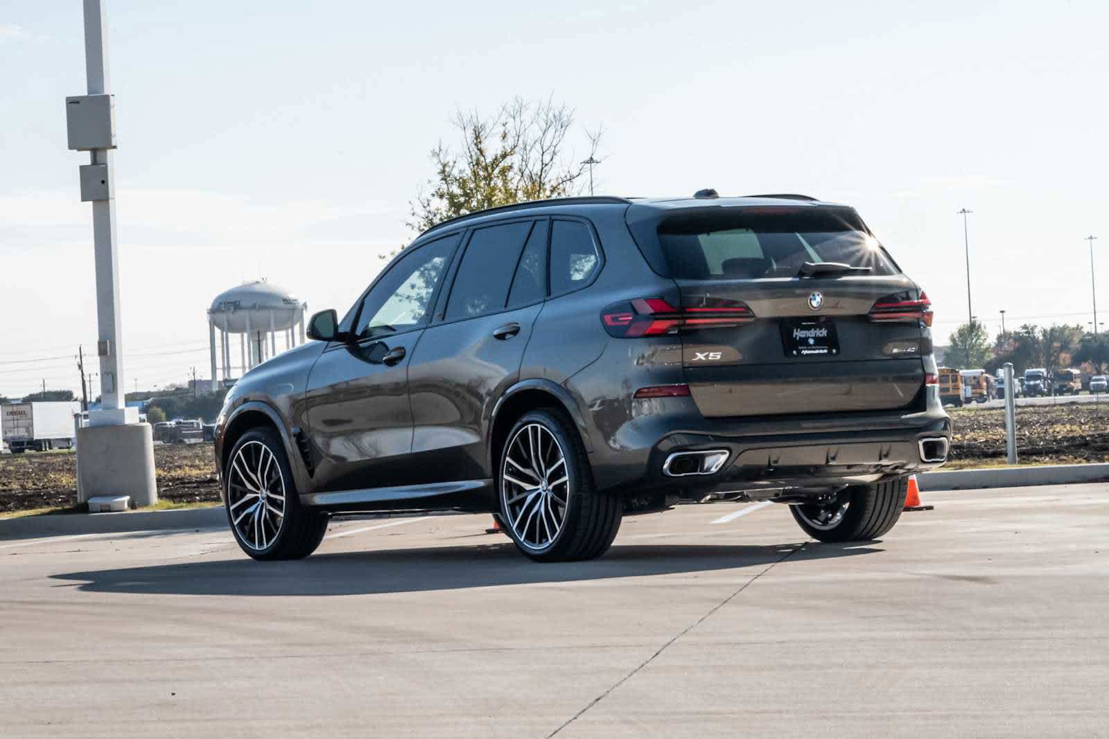 Used 2026 BMW X5 sDrive40i w/ M Sport Package RWD image 2