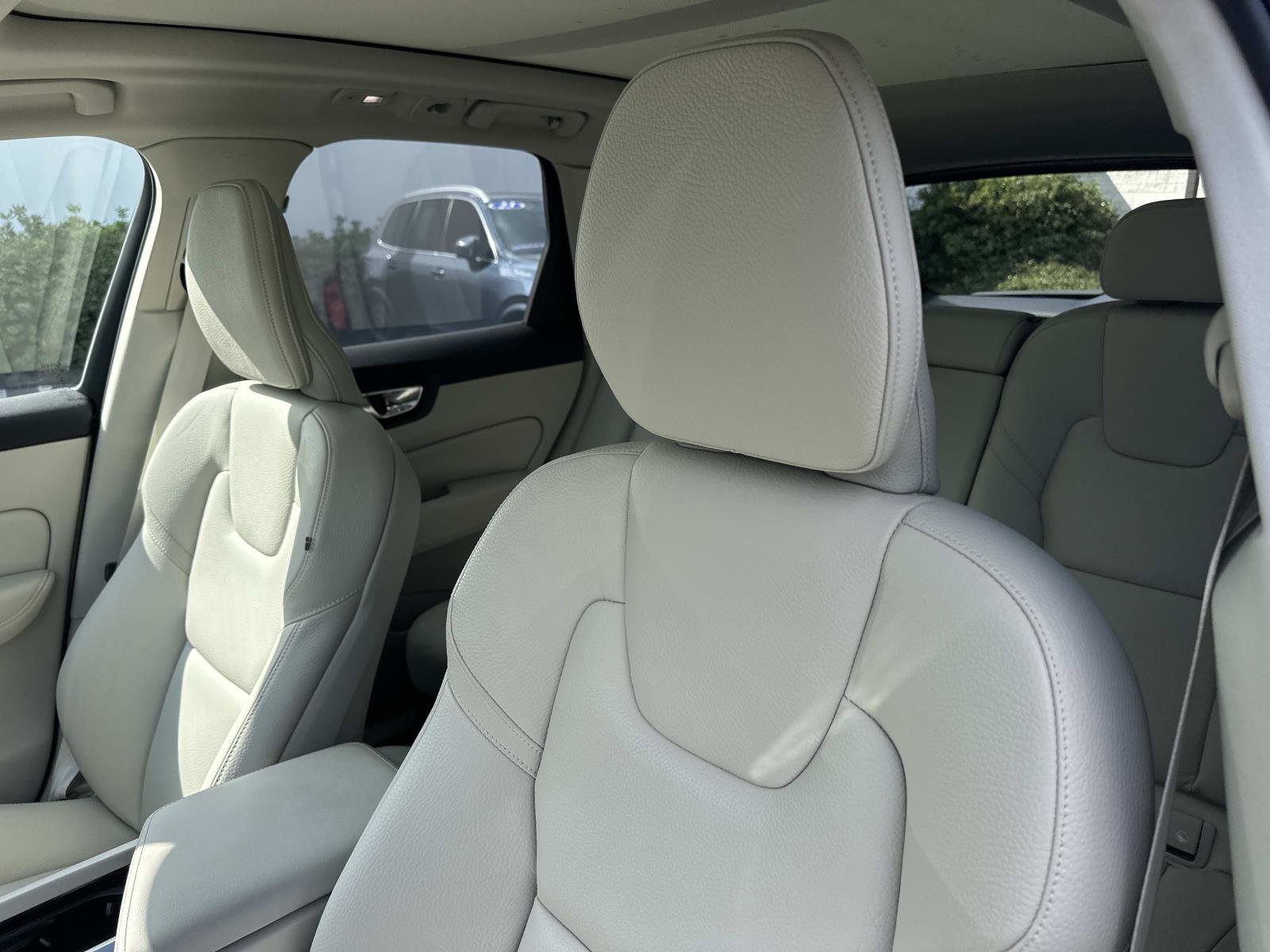 Certified 2025 Volvo XC60 T8 Plus w/ Protection Package Premier image 19